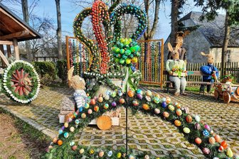 Hübscher Osterschmuck ziert immer mehr Dörfer im Plauener Umland - Diese Osterensemble grüßt die Besucher in Bernsgrün.