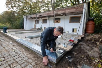 Hühnerdieb im Plauener Stadtpark unterwegs - Zimmerer Steffen Berger hatte im vergangenen Herbst an der Voliere gearbeitet.