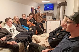 Hühnerstall wird zum Jugendtreff - Der Ofen geheizt, Getränke an der Bar und musikalische Klänge im Hintergrund: Samstagabend machen es sich die Jugendlichen auf den Sofas in ihrem neuen Drebacher Domizil bequem. 
