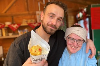 Hüllerchen, was? Diesen Snack gibt es erstmals auf dem Auerbacher Weihnachtsmarkt - Hüllerchen sind eine Art Bambes in der Tüte: Benedict Ulrich und Silke Radtke bieten das auf dem Weihnachtsmarkt an.