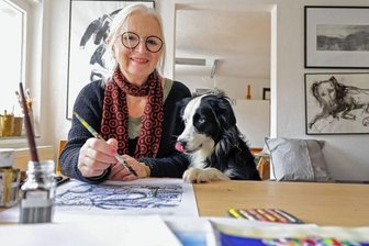 Hündin Pierrot ist in Buch verewigt - Emma Hohenstein mit ihrer Hündin Pierrot im Atelier.