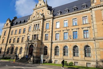 Hüpfburg vorm Zwickauer Rathaus illegal aufgebaut: Ex-Stadtrat muss Bußgeld zahlen - Am Amtsgericht fand der Zwickauer Ex-Stadtrat keine Gnade.