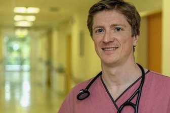 Hürden für Ärzte aus der Ukraine - Oleksii Prokopchuk ist Internist am Klinikum Obergöltzsch und angehender Pulmologe. Seinen Landsleuten aus der Ukraine ist er behilflich, wenn es um Rat für Anerkennungsverfahren geht.
