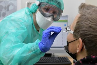 Hürden für das Impfen in der Apotheke - Wo Anke Tanneberger (li.) in ihrer Apotheke St. Marien in Freiberg bereits Corona-Schnelltests ausführt, könnte sie auch Schutzimpfungen anbieten. Doch noch sind viele Detailfragen dazu offen.