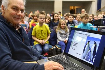 Hürden und Meilensteine des Limbacher Amerika-Tierparks: Welche Tiere ins Inkaland und in die Prärie ziehen sollen - Vereinschef Prof. Klaus Eulenberger in seinem Element: Bei einem Termin in der Kinderuni in Hohenstein-Ernstthal begeisterte er jüngst Mädchen und Jungen für die Tierwelt.