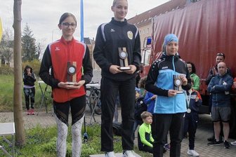 Hürdenläuferin kann auch Treppen - Letje Gärtner (SV Vorwärts Zwickau/Mitte) gewann die Gesamtwertung der Frauen und Mädchen vor ihrer Vereinskameradin Leticia Müller (links) und Sandrine Hilke (1. SV Gera/rechts).