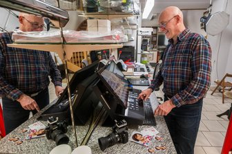 Hürdenlauf zum neuen Ausweis: Elektronisches Passfoto macht im Erzgebirge Probleme - Alles neu macht der Mai. Frank Martin an seiner Digitalporträtstation, von der aus Bilder in die Cloud geschickt werden.