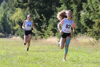 Hütchenwerfen beim Westerzgebirgscup: Serie startet mit Besonderheit - Zentrale Disziplin des Westerzgebirgscups bleibt der Crosslauf, im Bild Luisa Brodowski vom SV Stützengrün. Doch speziell für jüngere Jahrgänge lassen sich die Ausrichter der vier Stationen stets etwas Besonderes einfallen, um das Ganze abwechslungsreicher zu gestalten.