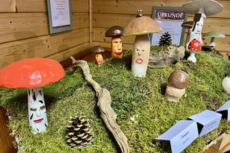 „Hüte des Waldes“ überzeugen Jury und Publikum: Stolze junge Schnitzer aus Markersbach - „Hüte des Waldes“ haben die jungen Schnitzer aus Markersbach so umgesetzt.