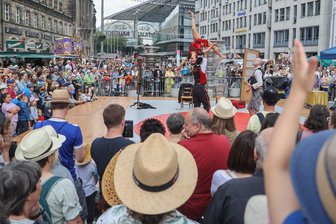 Hüte und Hagel in Chemnitz: So turbulent war das Hutfestival - Große Kleinkunst, viele Hüte: Das Chemnitzer Hutfestival 2024 zählte nach Angaben der Veranstalter trotz unbeständigen Wetters 55.000 Besucher, darunter viele Familien und Gäste von außerhalb. Im Kulturhauptstadtjahr 2025 ist das nächste Hutfestival für den 30. Mai bis 1. Juni geplant.
