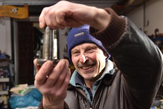 Hufschmied, Tankwart, Fuhrunternehmer und Schrauber – die Pfeiffers aus dem Erzgebirge - Nicht nur für den Trabi besitzt Steffen Pfeiffer noch immer Ersatzteile. Bastler können bei ihm in Bärenstein nachfragen.