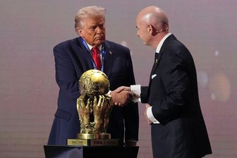 Human Rights Watch: WM potenzielle Menschenrechtskatastrophe - FIFA-Chef Gianni Infantino (r) pflegt eine gute Beziehung zu US-Präsident Donald Trump (Archivbild).