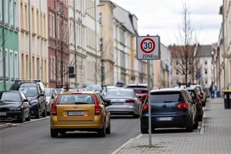 Humboldtstraße Freiberg: Warum hier rechts vor links gilt - Die Humboldtstraße ist Tempo-30-Zone. Es gilt rechts vor links. Die marode Dammstraße soll nach diesem Vorbild saniert werden.
