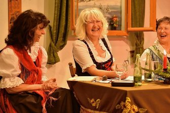 Humor, Musik und Tradition beim Mundart- und Filmabend in Zwota - Humor, Musik und Historie: Das Publikum wurde am Dienstag beim Mundart- und Filmabend im rappelvollen Gasthof Zum Walfisch Zwota bestens unterhalten. Im Foto: Karla Dunger, Andrea Meisel und Martina Zeißig (von rechts) trugen unter anderem Gedichte und Geschichten von Heimatdichter Max Schmerler vor. 