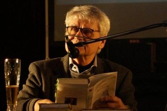 Humor und Satire in und für die Kirche - Bernd-Lutz Lange begeisterte die Besucher nicht nur mit Zitaten, sondern auch mit spitzer Zunge vorgetragenen Kommentaren.