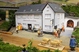 Humorvolle Schnitzer rücken Mülsener "Amorsaal" in ihren Heimatberg - Der Gasthof "Amorsaal" ist neu auf dem Vier-Jahreszeiten-Heimatberg. Drinnen drehen sich die Gäste zur Musik, draußen wird geküsst, angebandelt oder gegen Nebenwirkungen gekämpft.