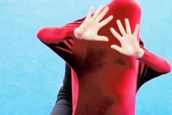 Humorvolle Science-Fiction - Die Darstellerinnen bilden mit ihrem Körper die Puppe.
