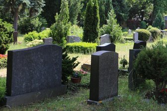 Hund attackiert Mann auf Friedhof in Raschau-Markersbach: Polizei sucht Zeugen - Nach dem Besuch des Friedhofes musste der ältere Herr ärztlich behandelt werden.