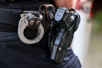 Hund beißt Polizist und wird erschossen - Zwei Polizisten erschießen einen Hund bei einem Einsatz im Kreis Harburg. (Symbolbild)