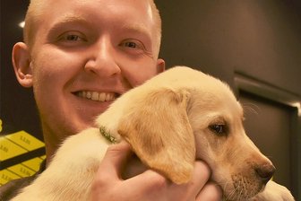 Hund Buddy zieht in die Schönecker Jugendherberge ein - Für Labrador-Golden Retriever Buddy ist die Jugendherberge in Schöneck sein neues Zuhause. Herbergsleiter Christoph Dietzsch will ihn zum Therapiehund ausbilden.