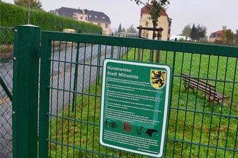 Hund in Mittweida totgebissen: Liegt die Schuld bei einem Loch im Zaun? - Im Zaun um die Hundewiese gibt es mehrere Schlupflöcher. Ein Schild am Eingang weist Halter auf ihre Aufsichtspflicht hin.