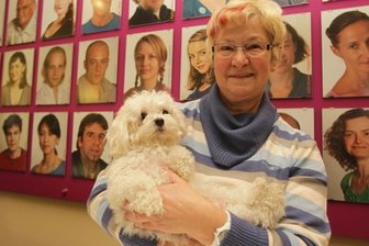 Hund kommt mit kleiner Rolle groß raus - Entspannt vor seinem großen Auftritt: Theater-Hündchen Zweety mit Gudrun Posselt. Bis Heiligabend sehen ihn rund 8500 Kinder.