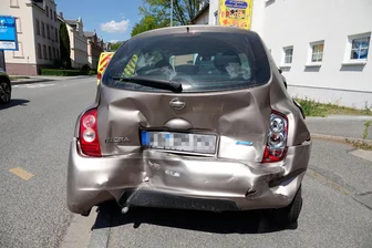 Hund läuft über Straße und verursacht Auffahrunfall in Chemnitz - Zwei Autos wurden bei dem Unfall stark beschädigt.