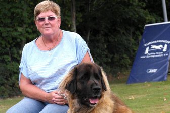 Hunde, Fußball, Party: Geringswalde feiert groß - Carmen Pönitz, hier mit Hundedame Wicki, engagiert sich seit Jahren für den Hundesport.