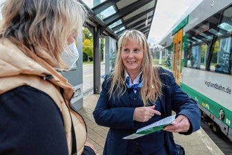 Hundebiss und Maskenmuffel: Was Zugbegleiter im Vogtland erleben - Immer ein freundliches Wort und einen nützlichen Ratschlag hat Evelyn Vogt. Die Rodewischerin ist seit sieben Jahren Teil des Kontroll- und Servicepersonalteams der Vogtlandbahn.