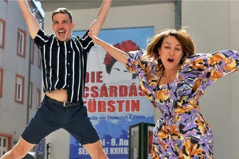 Hundefriseurin und Sprecherjobs: Wie freischaffende Künstler den Lockdown überstanden haben - Alexander Donesch und Lisa Schnejdar - hier vor dem Freiberger Theater am Buttermarkt - freuen sich auf ihre Rollen in der "Csárdásfürstin" auf der Seebühne Kriebstein.