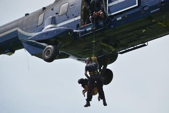 Hundeführer der Bundespolizei aus drei Bundesländern zur Übung im Erzgbeirge - Etwa 20 Diensthundeführer der Bundespolizei aus Sachsen, Sachsen-Anhalt und Thüringen üben gegenwärtig im Erzgebirge mit einem Hubschrauber der Behörde das Verhalten ihrer Diensthunde bei besonderen Einsätzen.