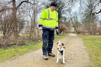 Hundehalter in Zwickau alarmiert: 30 Giftköder auf Rosenwiese gefunden - Jörg Hahn hält „Chico“ sicherheitshalber an der kurzen Leine, seit er von den Giftködern auf der Rosenwiese gehört hat.