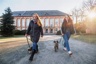 Hundehalter zahlen in Aue-Bad Schlema künftig mehr - Annett Eska (l.) mit ihrem Yorkshire Terrier Joker und Tochter Olivia Eska mit ihrem Spanischen Wasserhund Rufo vor dem Auer Kulturhaus. Hundehalter zahlen ab 1. Januar in der Stadt etwas mehr.