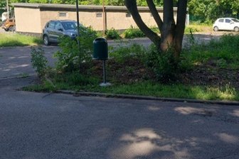 Hundekot-Ärger in Thurm: Mülsen stellt vier neue Papierkörbe auf - Vier neue Papierkörbe gibt es jetzt am Rande des Plattenbaugebietes in Thurm.