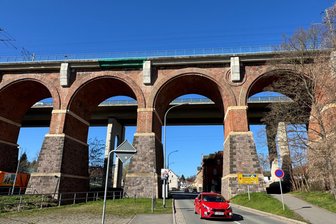 Hundekot von Leubnitzer Viadukt geworfen: 20-Jähriger in Zwickau vor Gericht - Der Wurf einer Plastiktüte voll Hundekot vom Viadukt in Leubnitz führte zu einem Beinahe-Unfall.