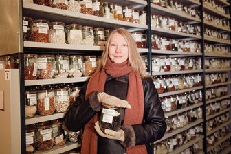 Hunderte alte Bohnensorten suchen Platz in Ihrem Garten - Kerstin Neumann vor Regal 7 in der Kältekammer des Instituts für Pflanzengenetik und Kulturpflanzenforschung in Gatersleben. 8300 verschiedene Bohnensorten lagern in der dortigen Genbank.