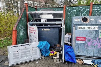 Hunderte Aufbrüche jedes Jahr: Werden die Elektroschrott-Container in Chemnitz abgeschafft? - Einer der Behälter für Elektrogeräte an der Carl-von-Ossietzky-Straße in Chemnitz. Das Bild wurde am 14. April 2023 aufgenommen. 