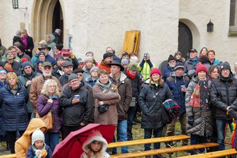 Hunderte bei Friedens-Aktionstag in Plauen: Auch das CDU-Stadtoberhaupt ist mit dabei - Friedens-Aktionstag auf dem Vorplatz der Johanniskirche: Protest aus der gesellschaftlichen Mitte.