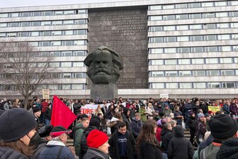 Hunderte bei Schulstreik gegen Wehrpflicht in Chemnitz: „Das ist kein Dienst, sondern ein Angriff“ - Nach einer Kundgebung am Karl-Marx-Monument liefen die Demonstranten über den Innenstadtring.