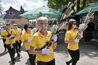 Hunderte Besucher bei Hammerfest im Erzgebirge – Heimatverein startet neu durch - Am Sonntag hat der Schalmeienzug Eibenstock in Wildenthal für Unterhaltung gesorgt.