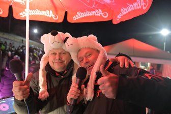 Hunderte Besucher feiern Innernachtsparty am Adlerfelsen in Eibenstock - Haben am Adlerfelsen in Eibenstock für Stimmung gesorgt: Bernd Koch alias DJ Bernd (l.) und Henrik Zeitzer alias DJ Henne.