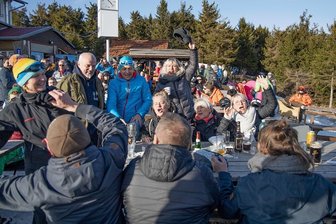 Hunderte Besucher feiern Nacktrodeln in Oberwiesenthal - Nacktrodeln in Oberwiesenthal: Einige Hundert Besucher feierten ausgelassen an der Skihütte mit Musik von Tollhaus und Ginger Castello. Das Gesundheitsamt hatte im Vorfeld keine Bedenken gegen die Veranstaltung angemeldet.