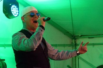 Hunderte Besucher genießen die Gornauer Kirmes - Für Live-Musik sorgte am späten Abend ein Double von DJ Ötzi.