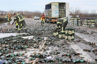 Hunderte Bierkästen auf der B 93: Warum sich der Sachschaden nach den Unfällen auf mehr als 50.000 Euro summiert - 14 Feuerwehrleute aus Schlunzig, Crossen und der Berufsfeuerwehr waren mit den Kehr- und Räumarbeiten beschäftigt.