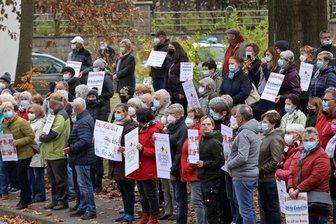Hunderte demonstrieren für Erhalt der Lichtensteiner Kinderklinik - Hunderte Menschen, darunter auch viele Großeltern, protestierten am Montagnachmittag gegen die drohende Schließung der Kinderklinik des DRK-Krankenhauses Lichtenstein.