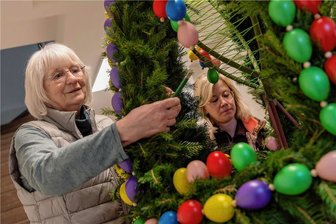 Hunderte Eier für die Osterkrone in Wiederau: Die Enthüllung wird ein Fest - Renate Meliczek (li.) und Katja Drößiger halfen beim Schmücken der Osterkrone in Wiederau.