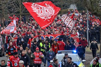 Hunderte Eishockey-Fans vom EC Bad Nauheim ziehen zum Sahnpark - Hunderte Eishockey-Fans sind am Sonntag durch Crimmitschau zum Sahnpark gezogen.