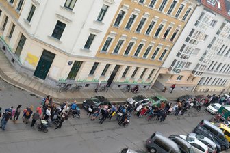 Hunderte Eltern stehen Schlange vor neuer Kita in Leipzig - Mehrere hundert Menschen standen am Samstag in Leipzig im Stadtteil Südvorstadt an einer im Bau befindlichen Kindertagesstätte der Johanniter-Unfall-Hilfe e.V. an, um einen Platz zu bekommen.