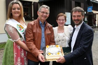 Hunderte Gäste strömen zum 100. Geburtstag zum Turm auf der Morgenleithe - 100 Jahre Morgenleithe: Bäckermeister Falk Schellenberger (2. von links) hatte eine Torte für das Jubiläum dabei - zur Freude von Vugelbeerkönigin Sandra, Wirtin Elke Hofmann und Bürgermeister Thomas Kunzmann.