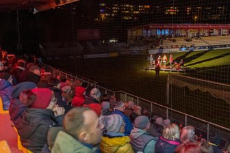 Hunderte im Fußballstadion: Auerbacher singen gemeinsam Weihnachtslieder - 